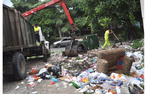 Las esquinas repletas de basura son algo visto a diario.