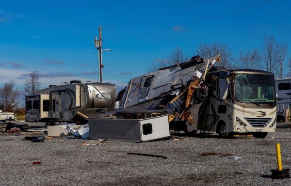 Los tornados destruyeron toda edificación y estructuras a su paso además de matar a más de 70 personas.