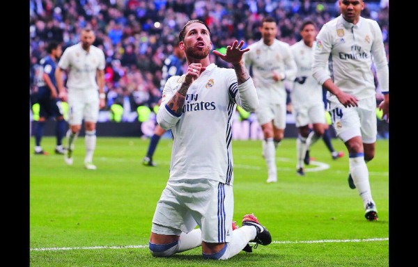 El defensa del Real Madrid, Sergio Ramos celebra su gol que marcó ante el Málaga FC.