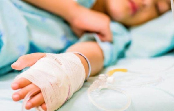 Niña de dos años lucha por su vida en el hospital, tomó gasolina