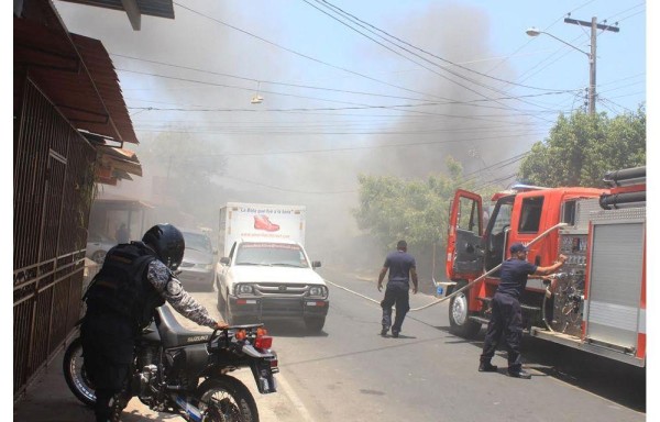 El incendio amenazaba con regarse a las casas vecinas.