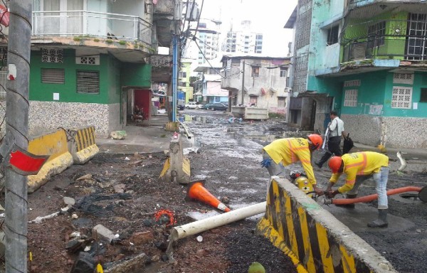 Reparaciones que se hacen en la calle 4, avenida Herrera de Barrio Norte, distrito de Colón.