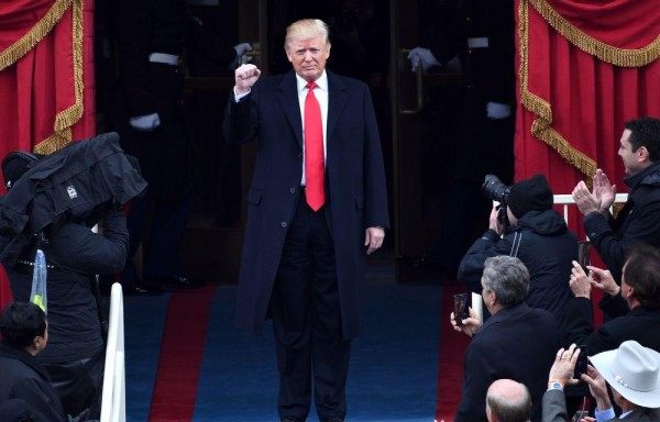 lTrump, levanta el puño a su llegada a la Casa Blanca para su ceremonia de toma de posesión en Washington