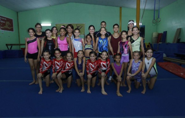 Madres se encargan de llevar a sus hijas al Club Marbella Panamá para los entrenamientos.