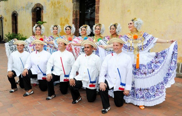 ‘Llevamos con orgullo nuestra identidad de panameños a través de la música, el canto, baile, polleras y nuestra cultura' Lisbeth Batista DIRECTORA DEL GRUPO