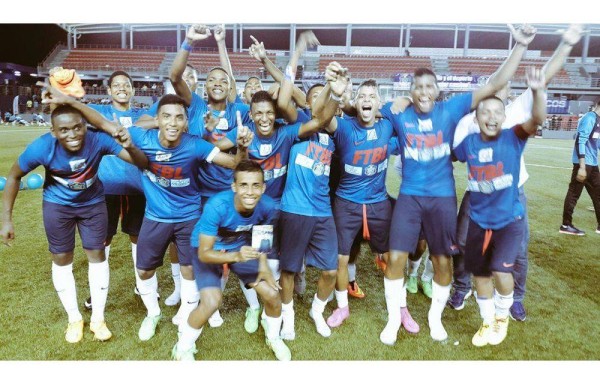 La Profesional celebra su primer título.