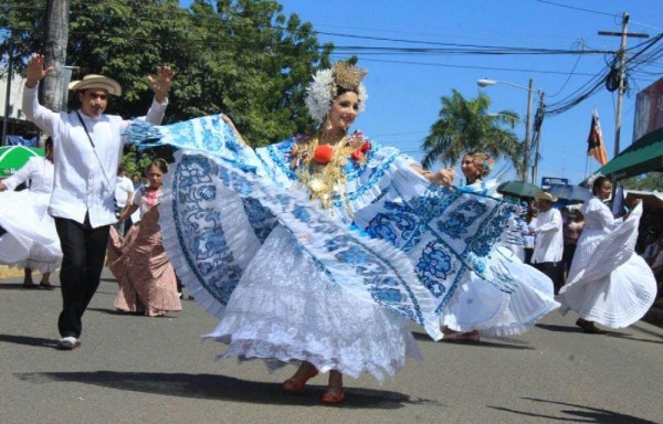 Las tradicionales polleras no podían faltar en la ruta del colorido desfile en las calles de la ciudad.