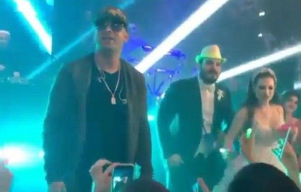 Invitó a Wisin a su boda