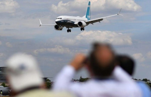 Avión se devuelve por bebé