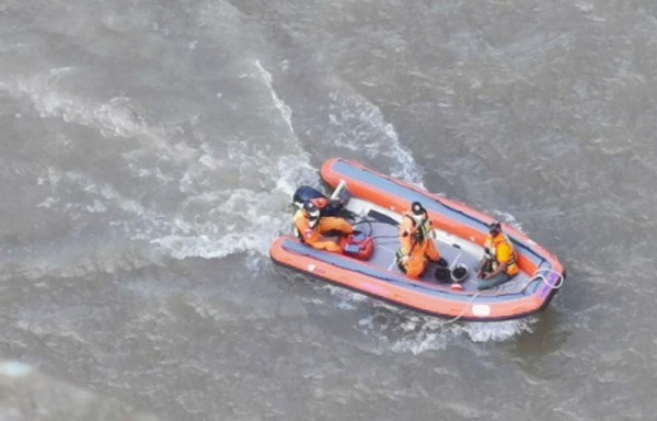 El Sinaproc en conjunto con buzos de la ACP buscan la mujer.