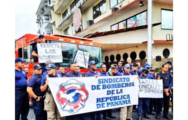En pie de guerra: Bomberos exigen el pago de ascensos