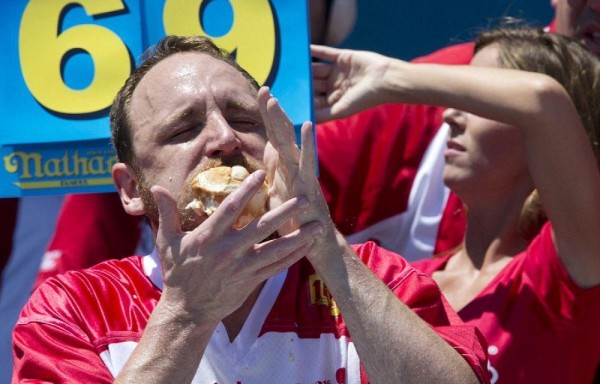 Devora 70 ‘hot dogs' en 10 minutos