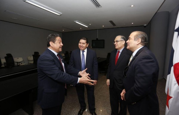 Presidente de la AN, Rubén De León atendió a los juristas.