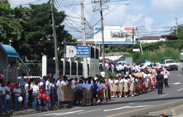 Estudiantes formaron una cadena humana en la acera.