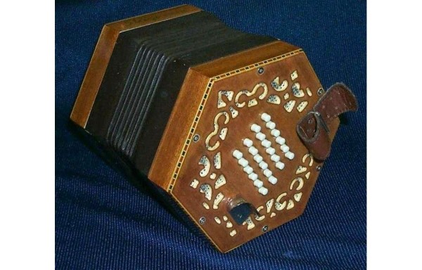 Acordeón concertina.