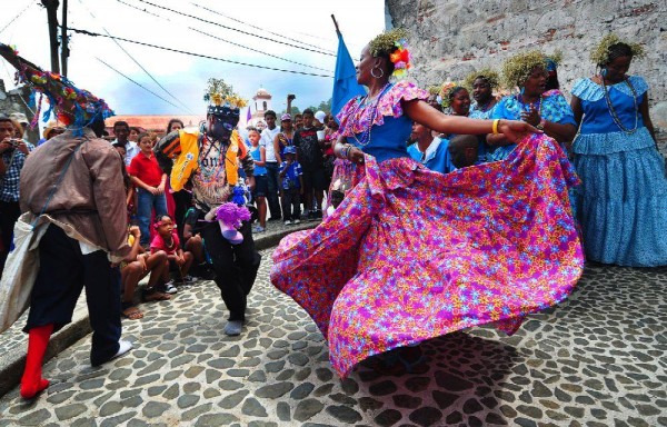 Los bailes congos, la música rítmica sensual son parte de las tradiciones de los negros.