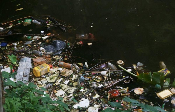 Más de dos toneladas de basura de los ríos llega a la bahía.