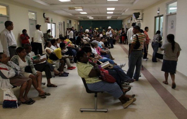 Pacientes abarrotan los hospitales Santo Tomás y de El Niño para buscar atención médica.