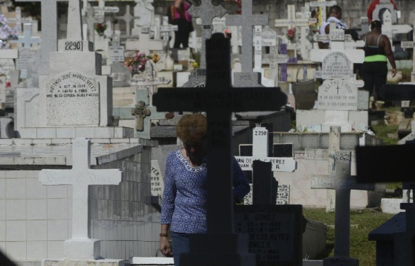 Panameños visitaron a sus parientes fallecidos ayer.