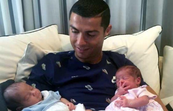 Goza de la compañía de su gemelos.