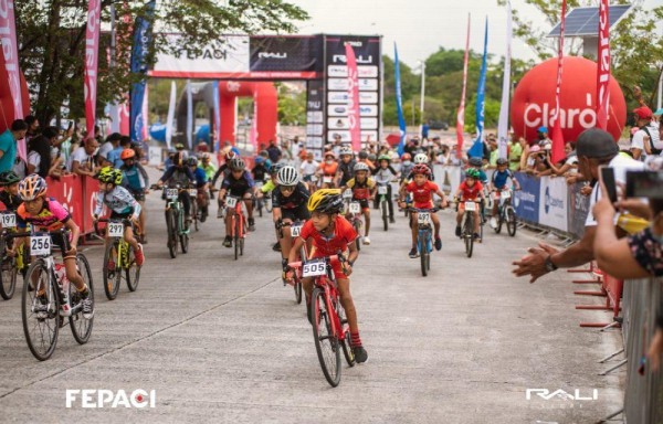 Los jóvenes aprenden la responsabilidad de los estudios y el deporte.
