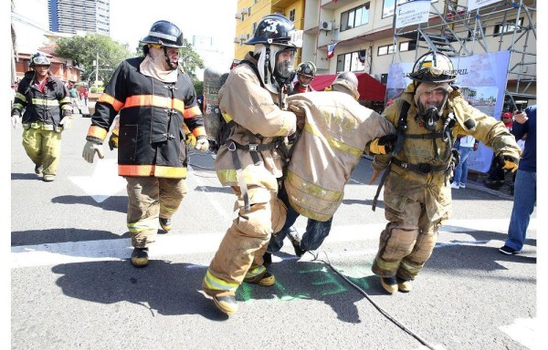 Las personas utilizan las líneas de emergencias para hacer chistes y hasta enamorar.