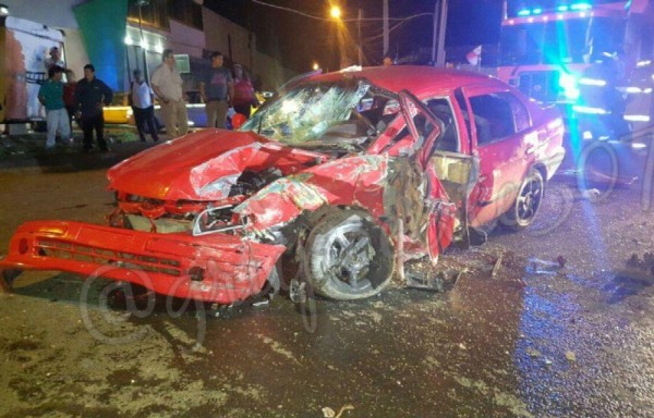 El conductor se salvó de morir luego de colisionar.