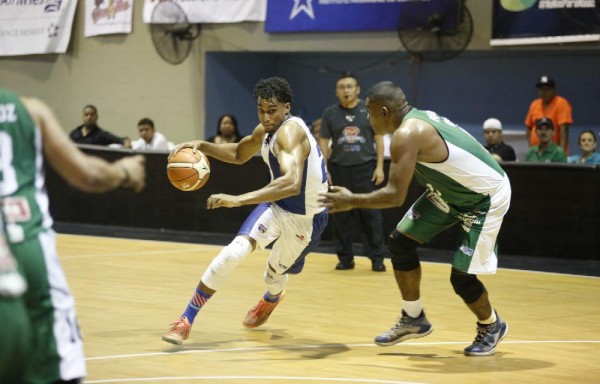 Nathaniel Butler (i) ha sido figura de las Águilas de Río Abajo en varios encuentros.