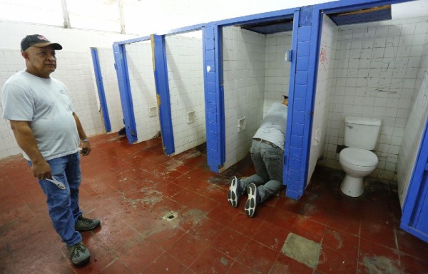 Trabajadores empezaron a reparar algunos baños del plantel escolar.