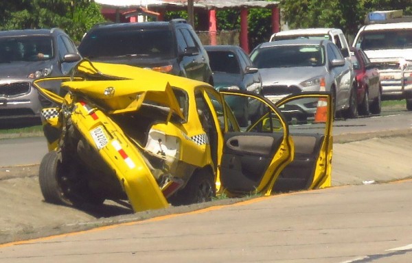 Estaban en el hombro de la vía y camioneta los colisionó