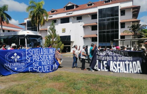 Los natariegos son algunos de los miles de panameños que viven con las calles destruidas y en mal estado