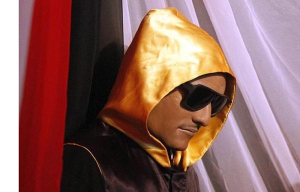 Boxeador es velado de pie por varias horas