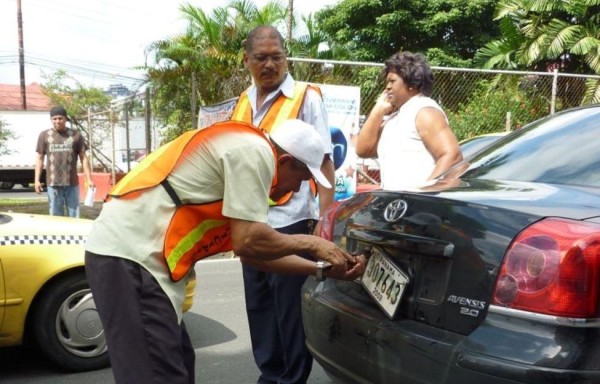 ATTT retira las placas vencidas a los vehículos que son detectados con esta infracción.