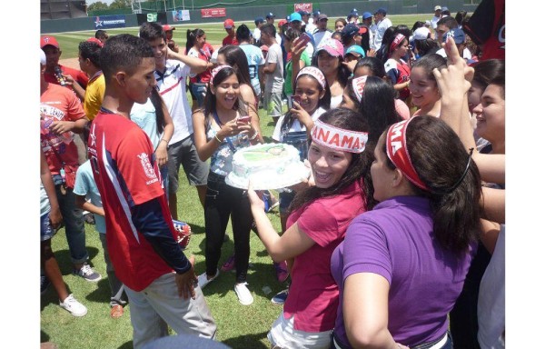 Le cantaron el cumpleaños al jugador Rafael Eisseric.