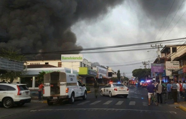 Tras cuatro horas y medias de labores, el Cuerpo de Bomberos logró disminuir la intensidad del incendio que se registró la madrugada de este martes en la Ave.Central de Santiago, Veraguas, específicamente en el almacén El Mayorista..