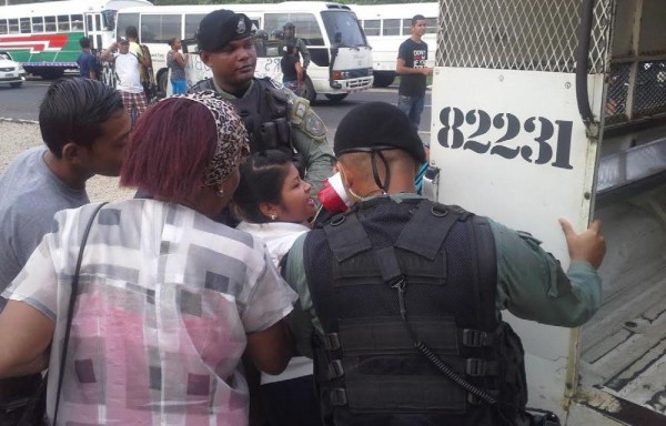 La mañana de ayer hubo enfrentamientos entre la comunidad colonense y la Policía.