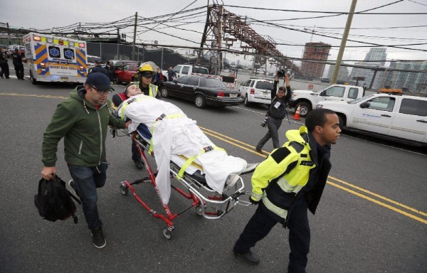 El servicios de emergencia traslada a un hombre herido al hospital.