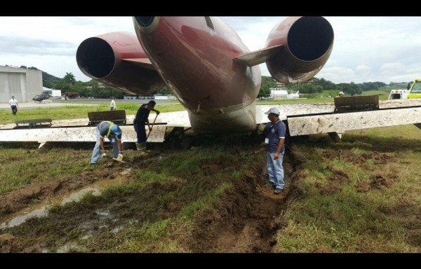 El ‘jet' privado quedó atascado a un costado de la pista.