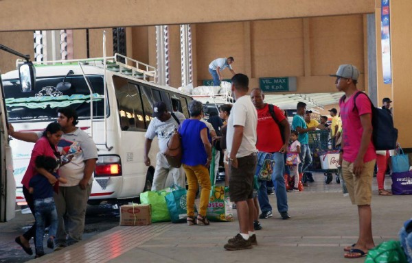 Viajeros retornan del interior del país.