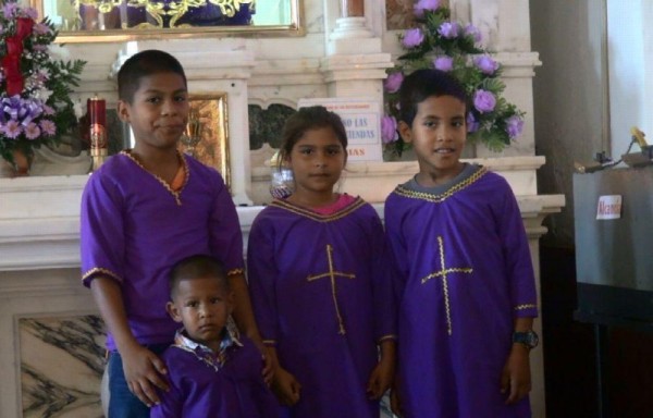Niños participan en la actividad.