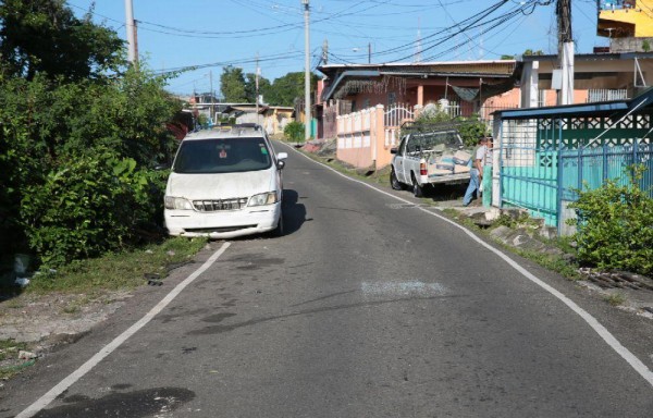 En el lugar quedaron los vidrios rotos del auto, tras el ataque perpetrado. No hay detenidos.