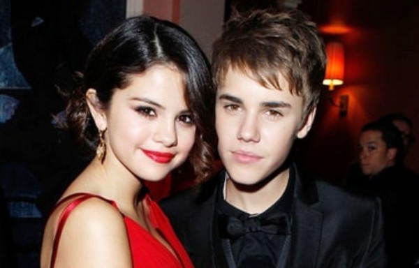 Justin está pendiente de Selena.