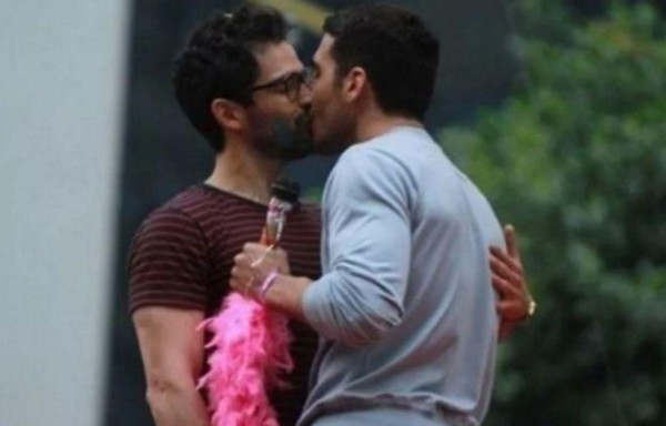 Apasionado beso gay