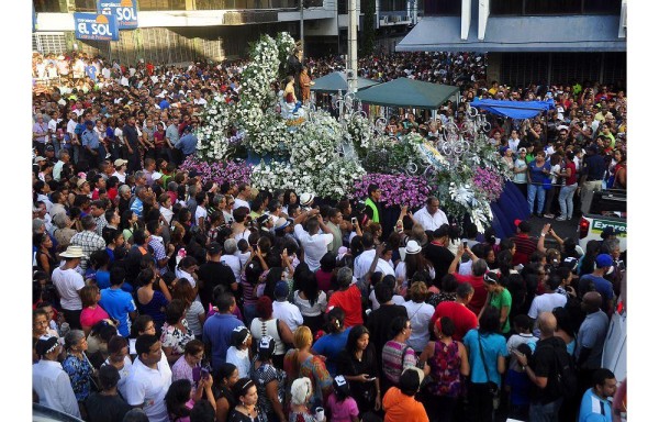 Miles de fieles participaron de la procesión en Calidonia.