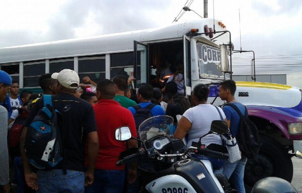 A empujones los usuarios abordaban los buses de Chepo y El Parador que paraban en el cruce de Las Mañanitas.