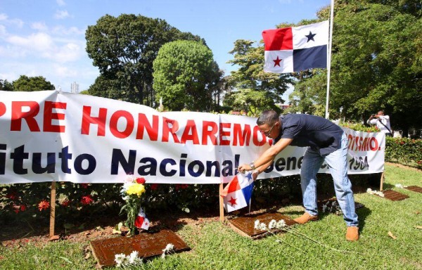 Familiares y amigos recordaron a sus seres queridos en el Jardín de Paz, en Parque Levefre.