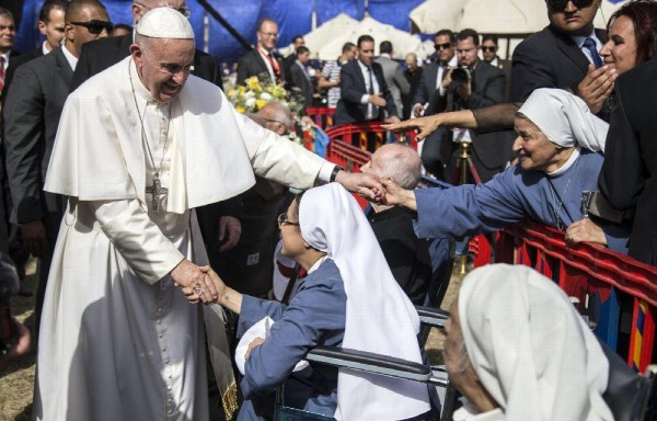 En su último día en El Cairo, el papa Francisco se rodeó de miles de católicos. egipcios