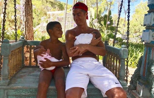 Ronaldo junto a Cristiano Jr. y sus gemelos recién nacidos.