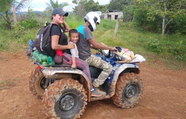 Algunas personas hacen la subida en cuatrimotos.