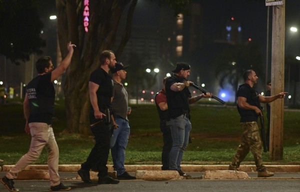 Policías intentan dispersar una manifestación de seguidores del saliente presidente de Brasil, Bolsonaro
